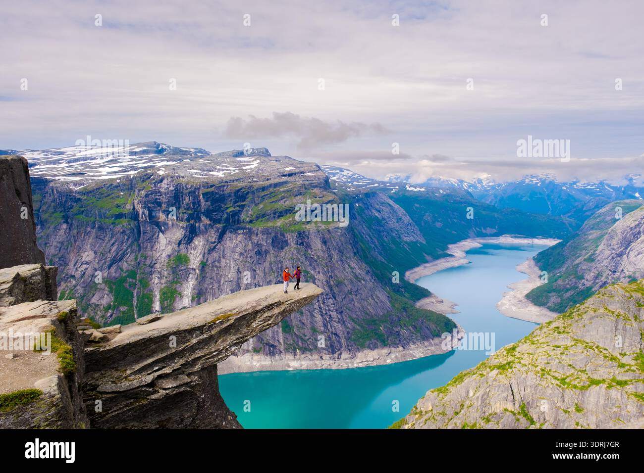 Des vues à couper le souffle depuis la falaise de Preikestolen Norvège avec des randonneurs aventureux explorant Banque D'Images