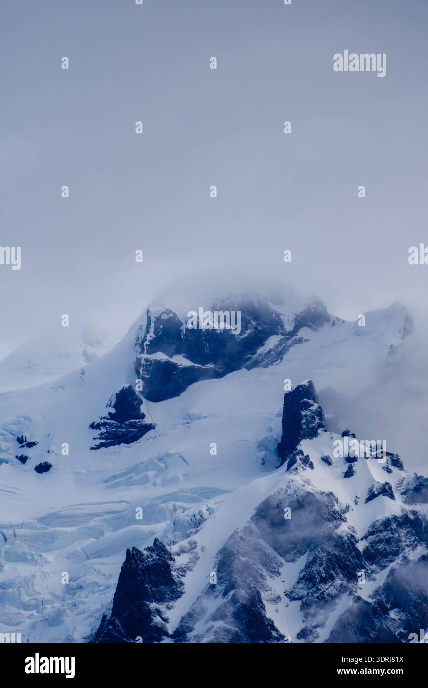 Majestueux glacier Svinafellsjokull s'élevant sous un ciel nuageux en Islande Banque D'Images