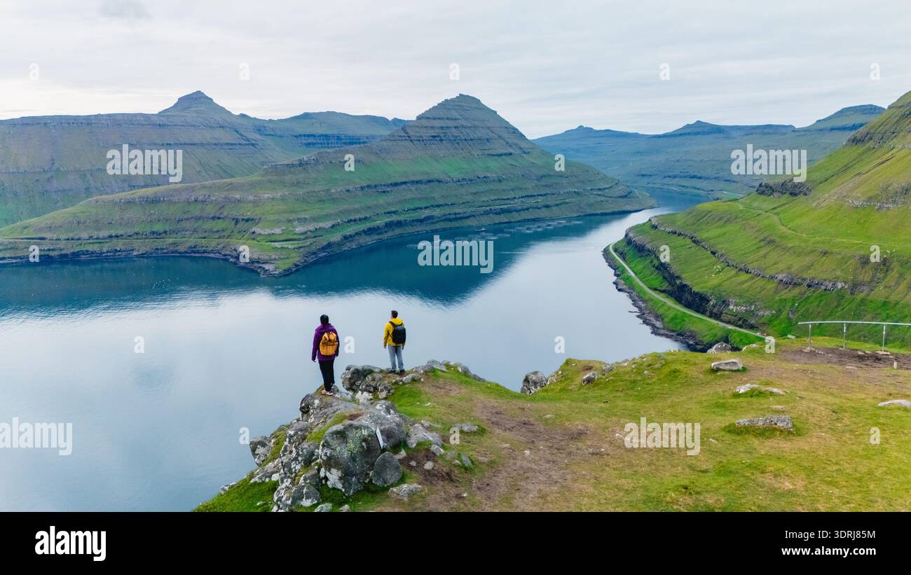 Randonnée sur le magnifique Gonguturur Hvithamar Trail dans les îles Féroé, une aventure à couper le souffle Banque D'Images