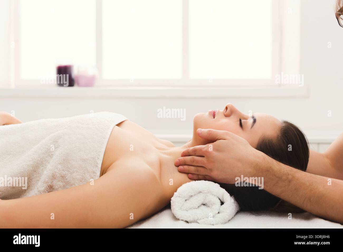 Séance de relaxation dans un centre de bien-être avec massage et environnement apaisant Banque D'Images