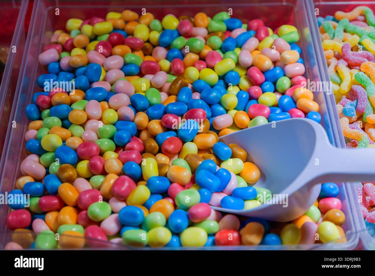 Bonbons dragées multicolores exposés à la vente Banque D'Images