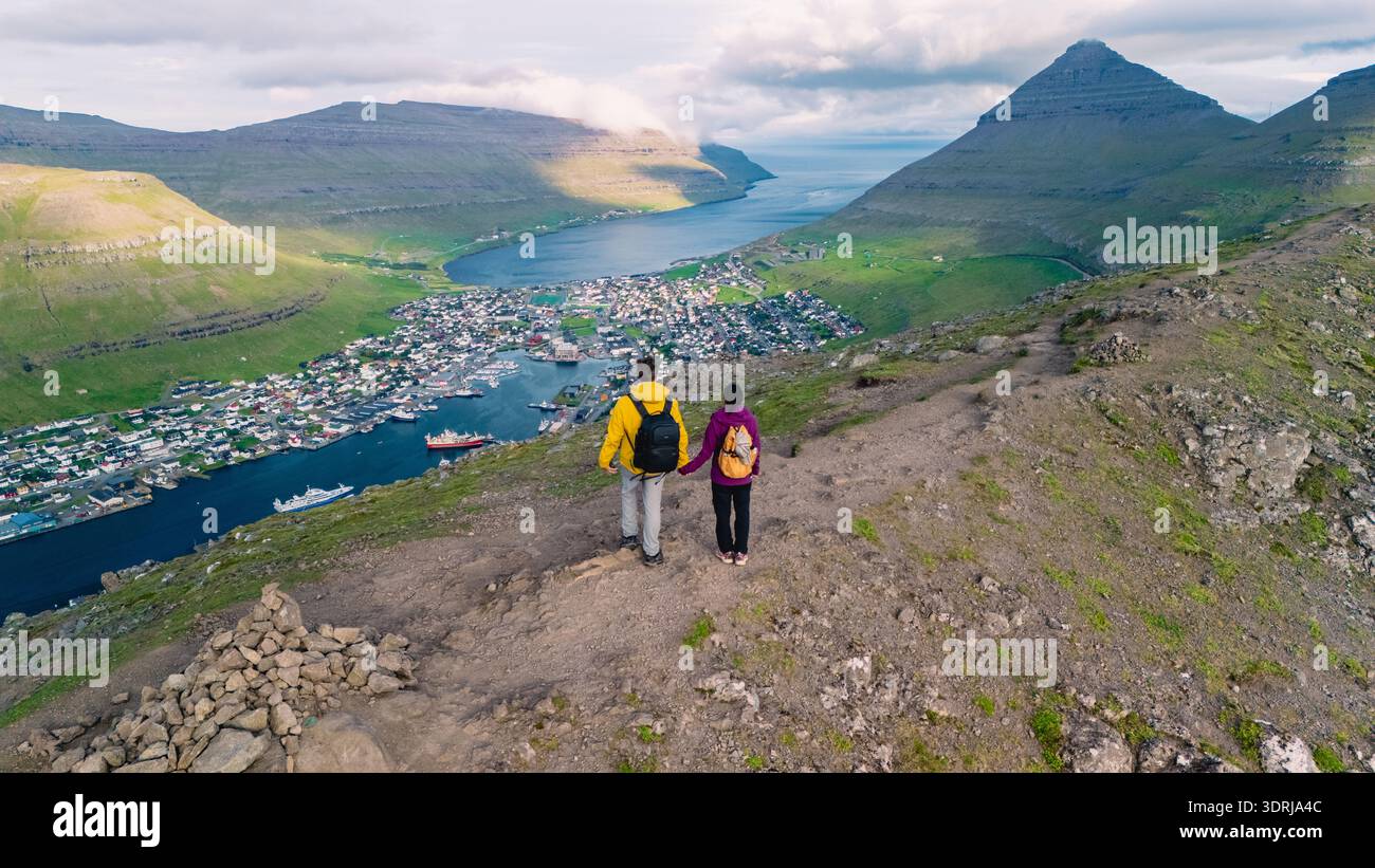 Explorer les paysages à couper le souffle des îles Féroé depuis un sommet de montagne Banque D'Images