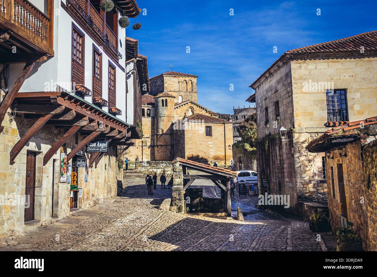 Santillana del Mar, Espagne - 26 janvier 2019 : vue avec l'église collégiale Santa Juliana dans la partie historique de la ville de Santillana del Mar, région de Cantabrie Banque D'Images