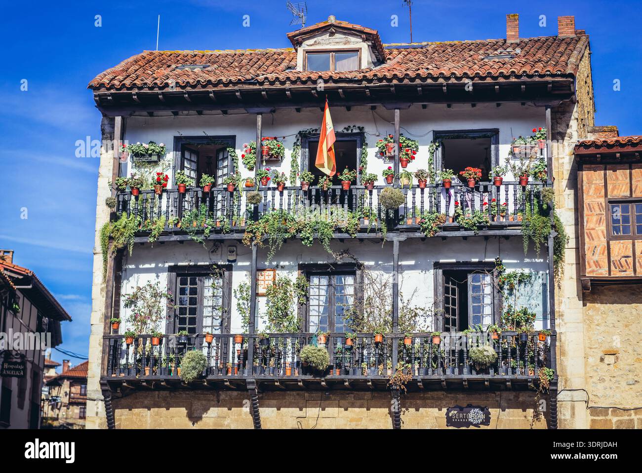Santillana del Mar, Espagne - 26 janvier 2019 : maisons sur la place principale de la partie historique de la ville de Santillana del Mar Banque D'Images
