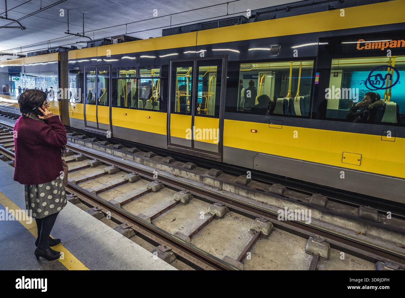 Porto, Portugal - 9 décembre 2016 : métro Eurotram à la station Trindade, Porto Banque D'Images