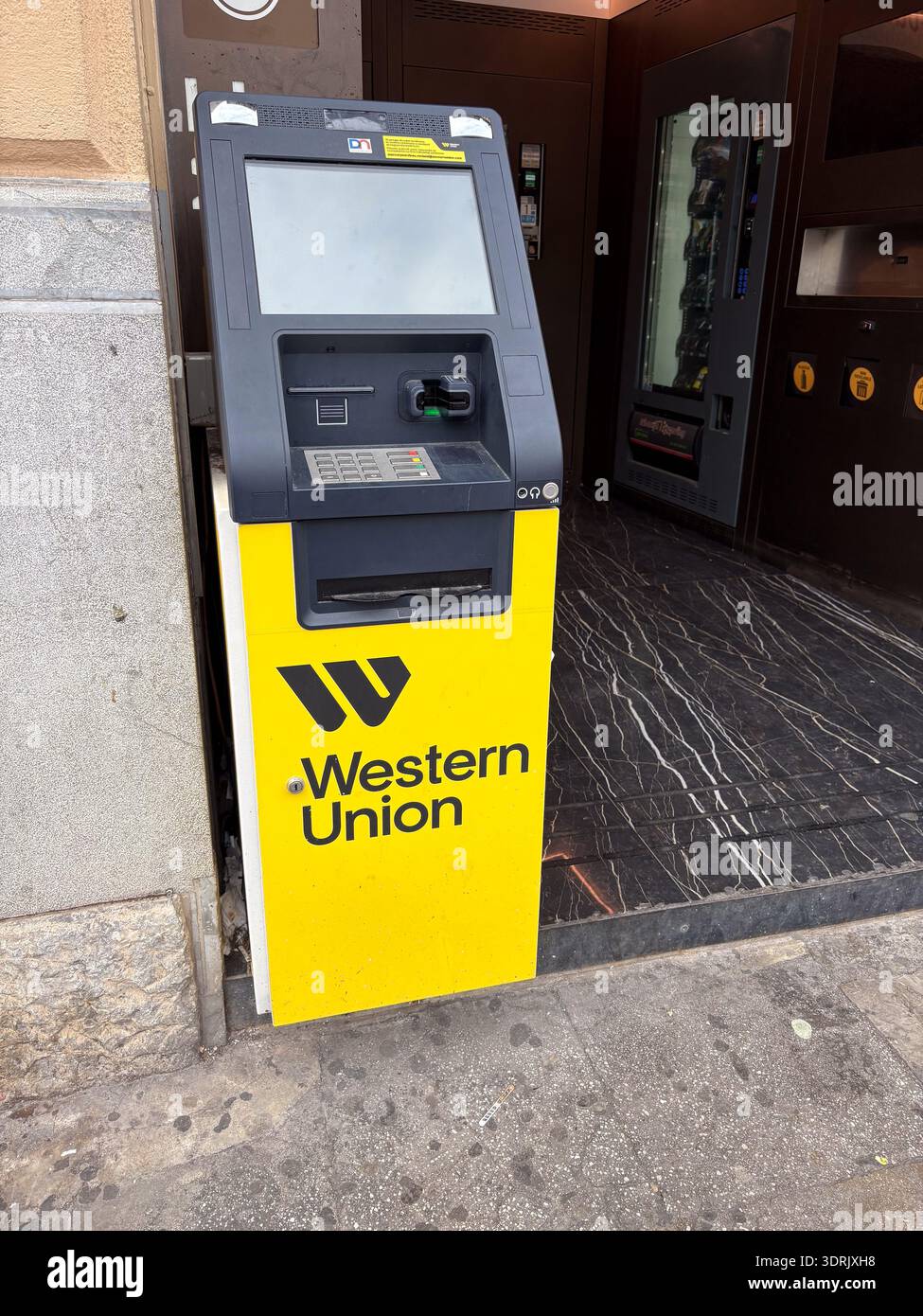 Kiosque Western Union / machine de transfert d'argent. Terminal pour les envois de fonds internationaux et les services de change à Palerme, Sicile. Banque D'Images
