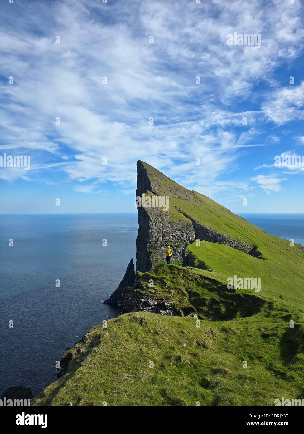 Les randonneurs admirent des vues à couper le souffle depuis la randonnée Mylingur dans les îles Féroé sous un ciel bleu Banque D'Images