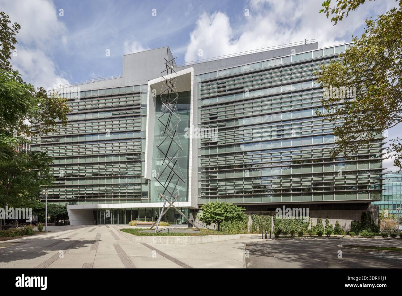 Myrtle Hall du Pratt Institute à Brooklyn, New York, avec son architecture moderne certifiée LEED Or et une grande sculpture extérieure. Banque D'Images