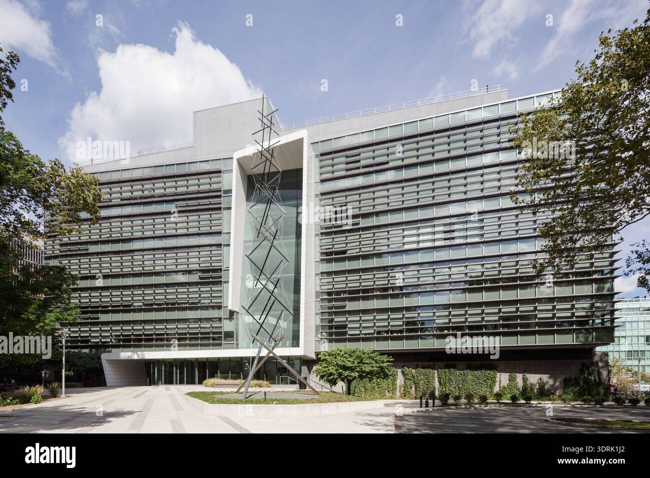 Myrtle Hall du Pratt Institute à Brooklyn, New York, avec son architecture moderne certifiée LEED Or et une grande sculpture extérieure. Banque D'Images