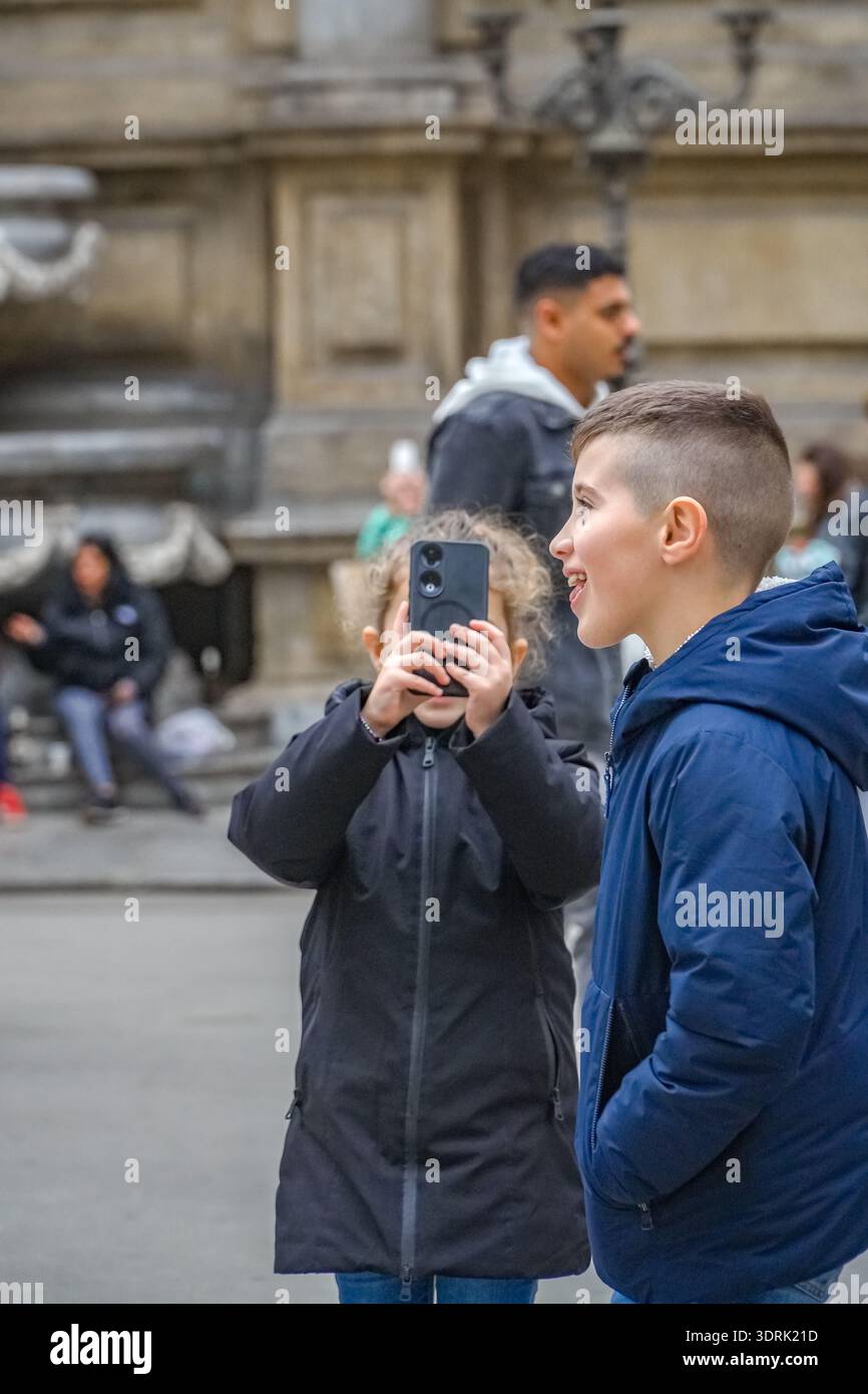 Quattro Canti (quatre coins), Piazza Vigliena à Palerme, Sicile. Monument architectural baroque où quatre quartiers se rencontrent. Enfants capturant des souvenirs Banque D'Images