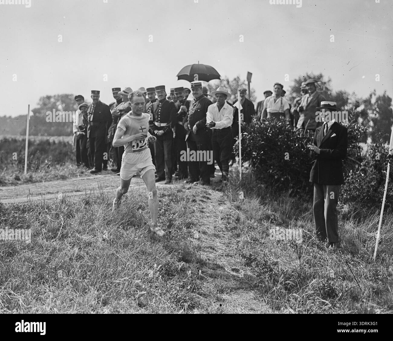 12 juillet 1924, Colombes, France. Paavo Nurmi étant acclamé lors du passage des 10 km de course de cross-country des Jeux Olympiques de Paris 1924, Banque D'Images