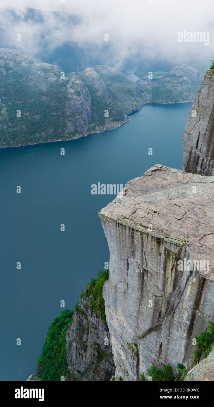 Vue imprenable depuis Preikestolen Cliff surplombant Lysefjord en Norvège Banque D'Images