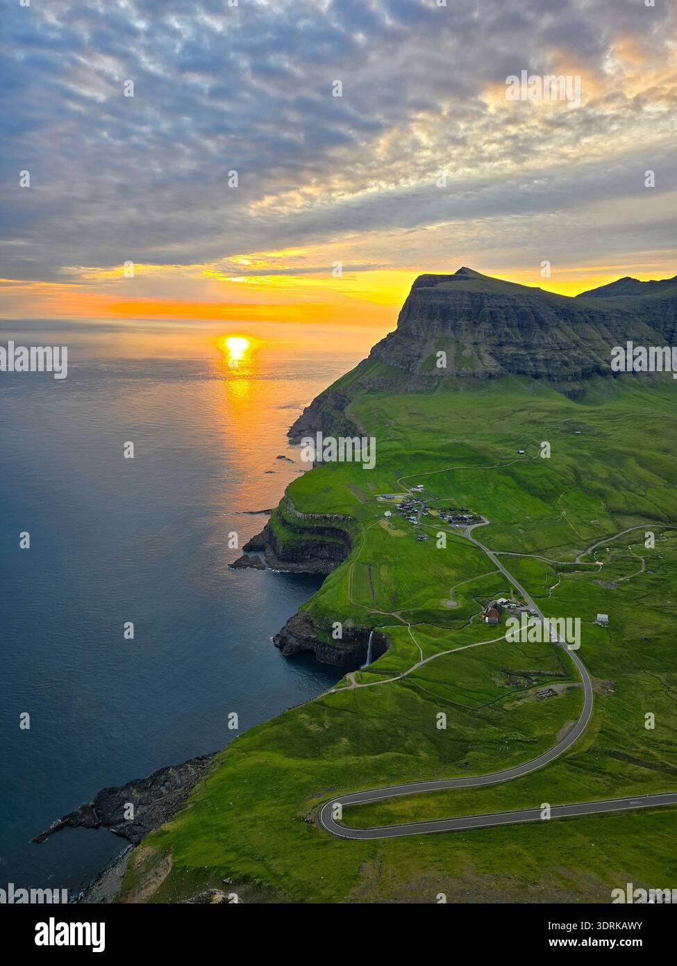 Coucher de soleil à couper le souffle sur la cascade Mulafossur à Gasadalur, îles Féroé Banque D'Images