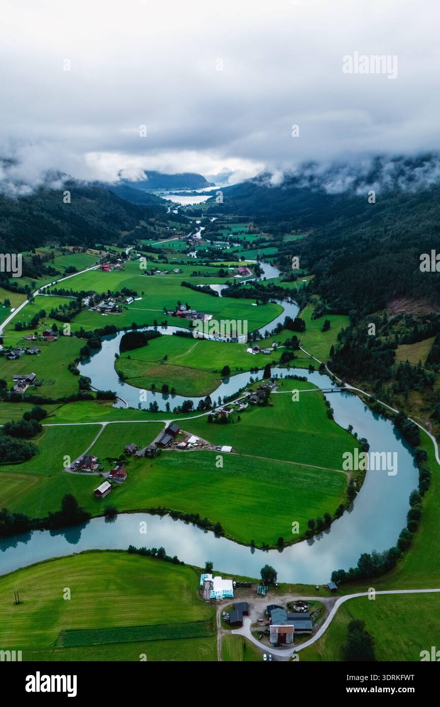 Vue aérienne à couper le souffle de la vallée de Stryn avec rivière sinueuse et paysages verdoyants en Norvège Banque D'Images