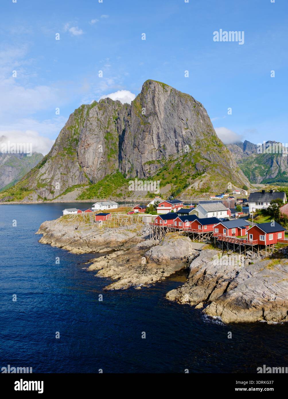 Vue imprenable sur Hamnoy à Lofoten, Norvège avec des falaises spectaculaires et des cabanes colorées Banque D'Images