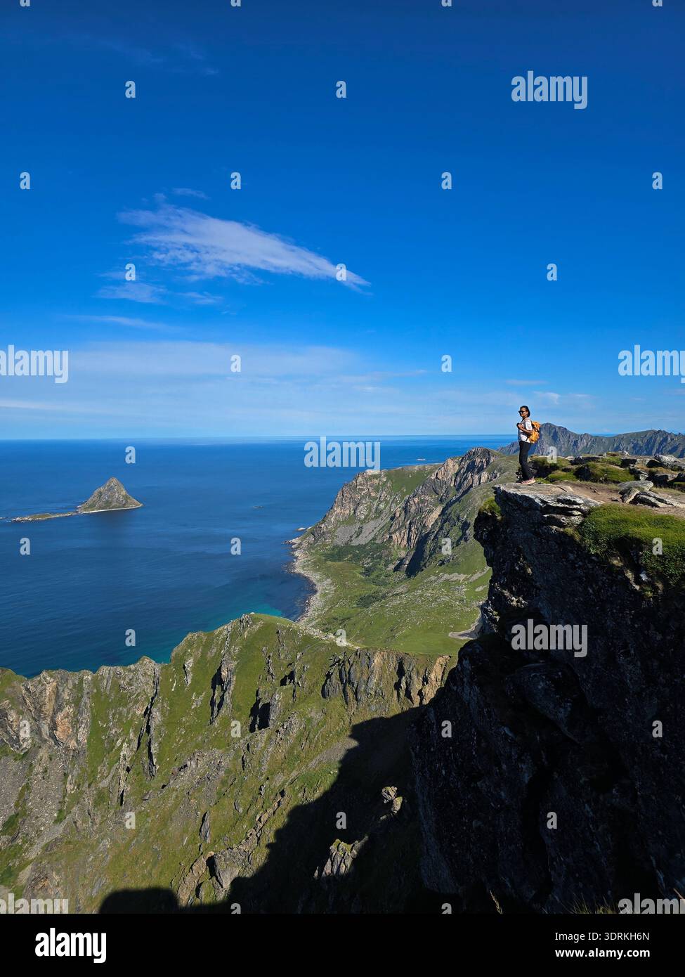 Vue imprenable depuis la montagne Matind surplombant les rives de Bleik, Andoya en Norvège Banque D'Images