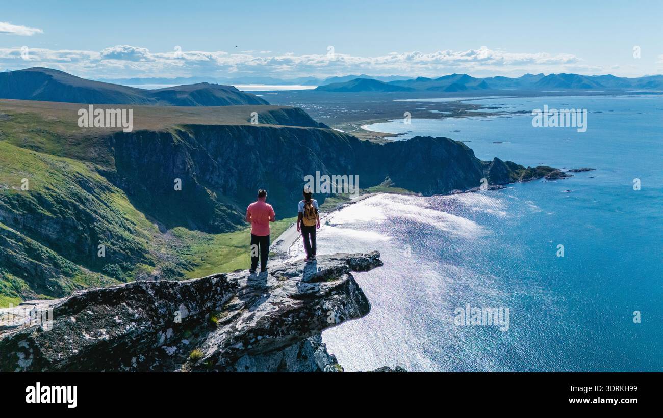 Vue imprenable depuis le sommet de la montagne Matind à Bleik, Andoya, Norvège par une journée ensoleillée Banque D'Images