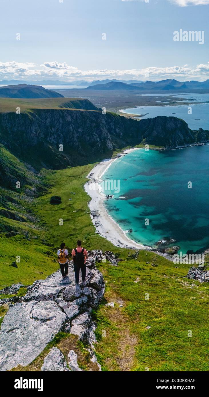Vue imprenable depuis la montagne Matind surplombant la plage de Bleik à Andoya, Norvège Banque D'Images