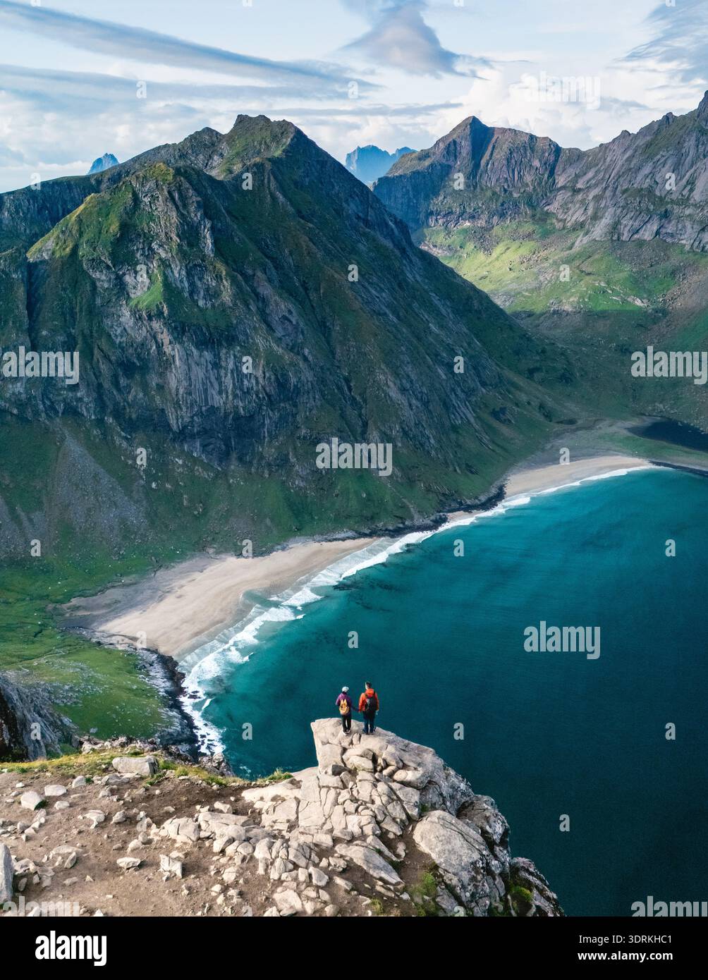 Les randonneurs profitent d'une vue imprenable depuis le Ryten Kvalvika Beach Trail à Lofoten, en Norvège Banque D'Images