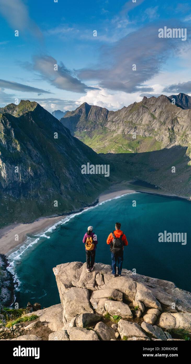 Vue imprenable depuis Ryten Kvalvika Beach Trail à Lofoten, Norvège révélant des paysages à couper le souffle Banque D'Images