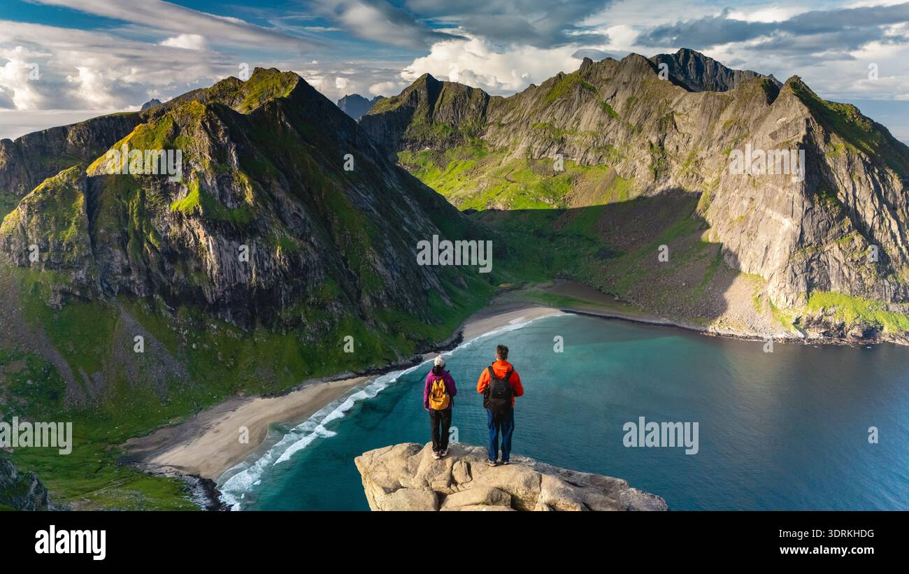 Vue majestueuse depuis la montagne Ryten sur la plage de Kvalvika à Lofoten, Norvège pendant la journée Banque D'Images