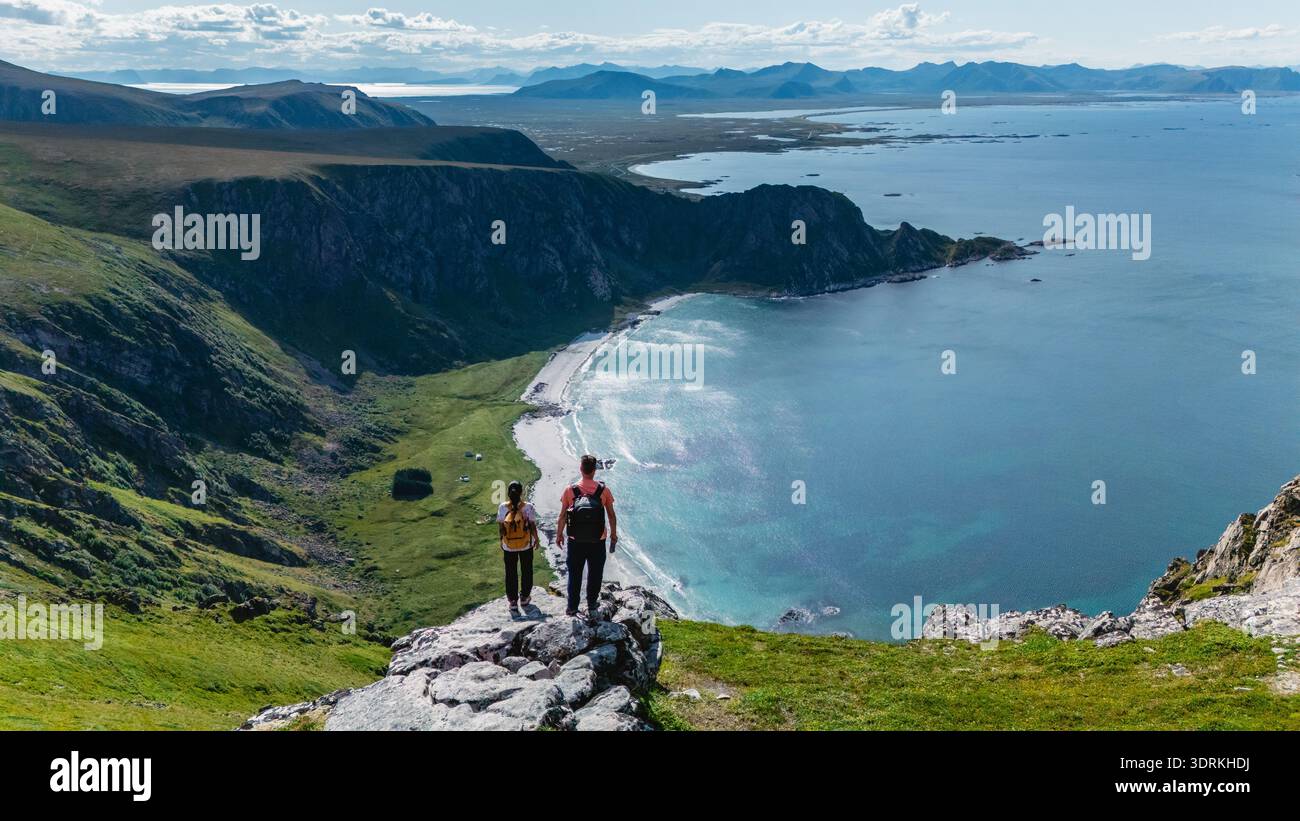 Vue imprenable depuis la montagne Matind surplombant la côte de Bleik à Andoya, Norvège Banque D'Images