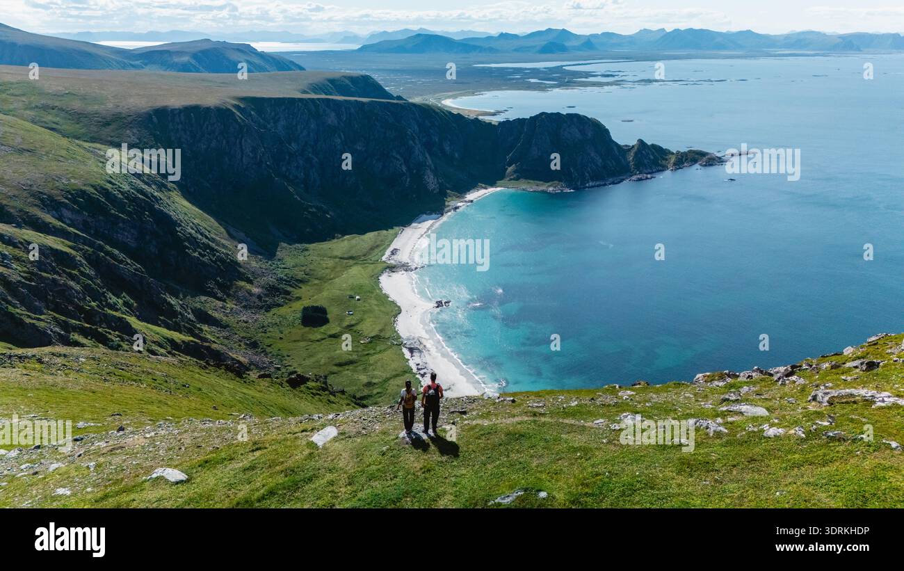Vue majestueuse depuis la montagne Matind surplombant la plage de Bleik à Andoya, Norvège Banque D'Images