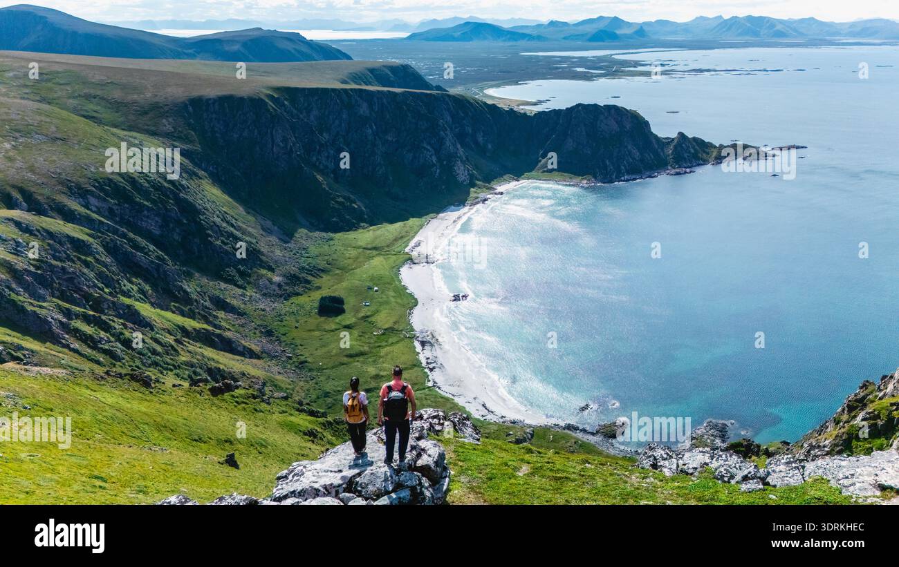 Belle vue de la montagne Matind sur la plage de Bleik, Andoya, Norvège par une journée d'été ensoleillée Banque D'Images