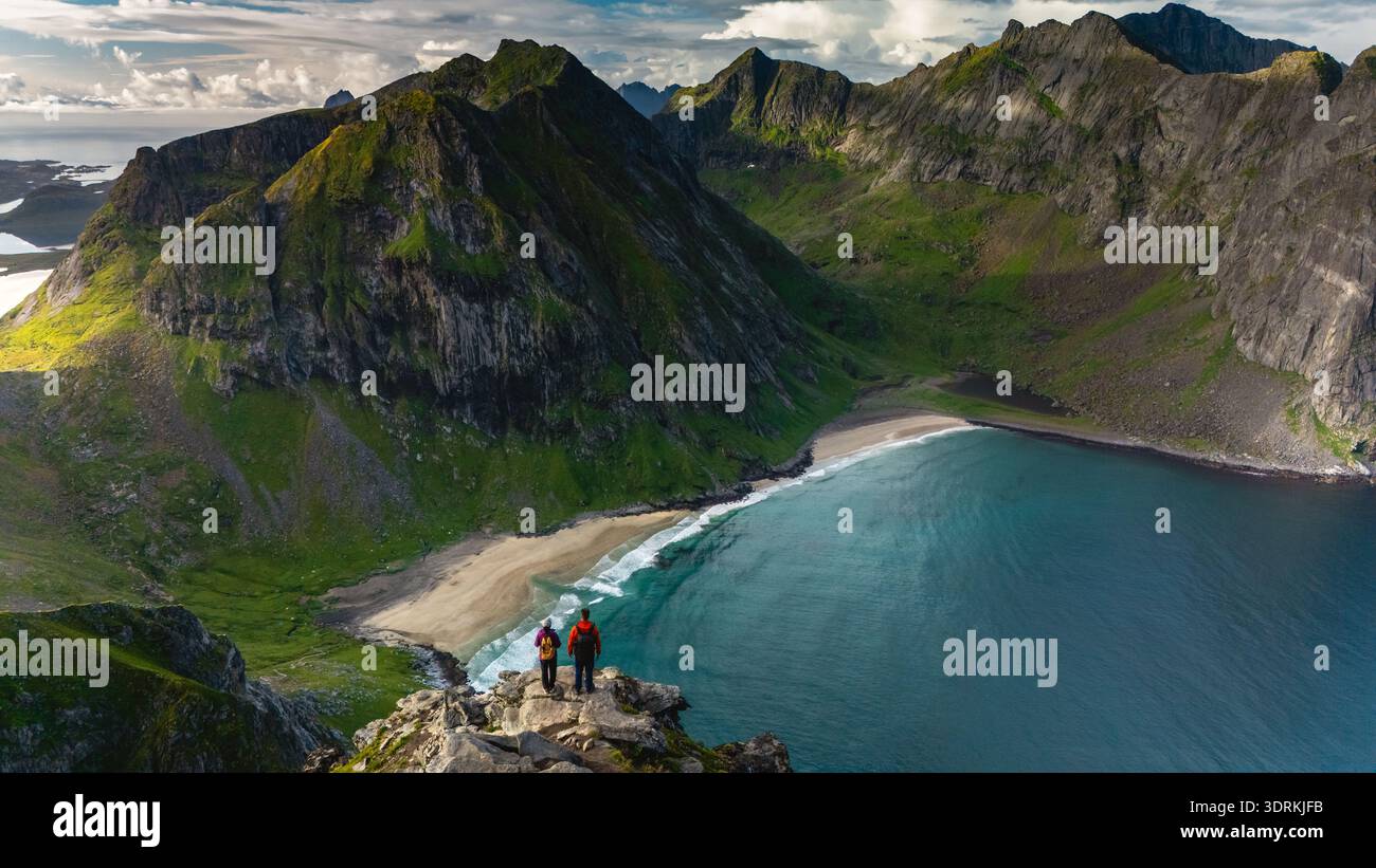 Vue imprenable depuis la montagne Ryten surplombant la plage de Kvalvika à Lofoten, Norvège Banque D'Images