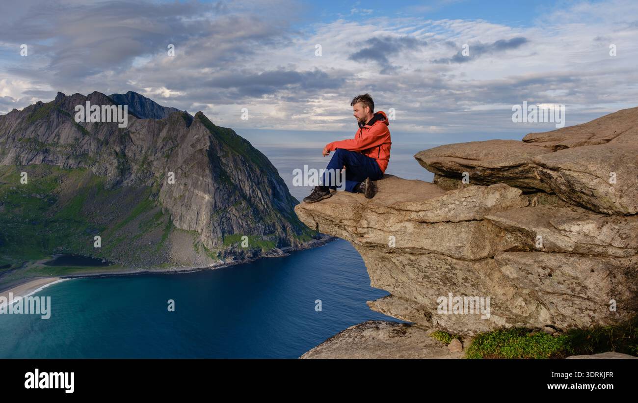 Superbe vue panoramique depuis la montagne Ryten surplombant la plage de Kvalvika à Lofoten, Norvège Banque D'Images