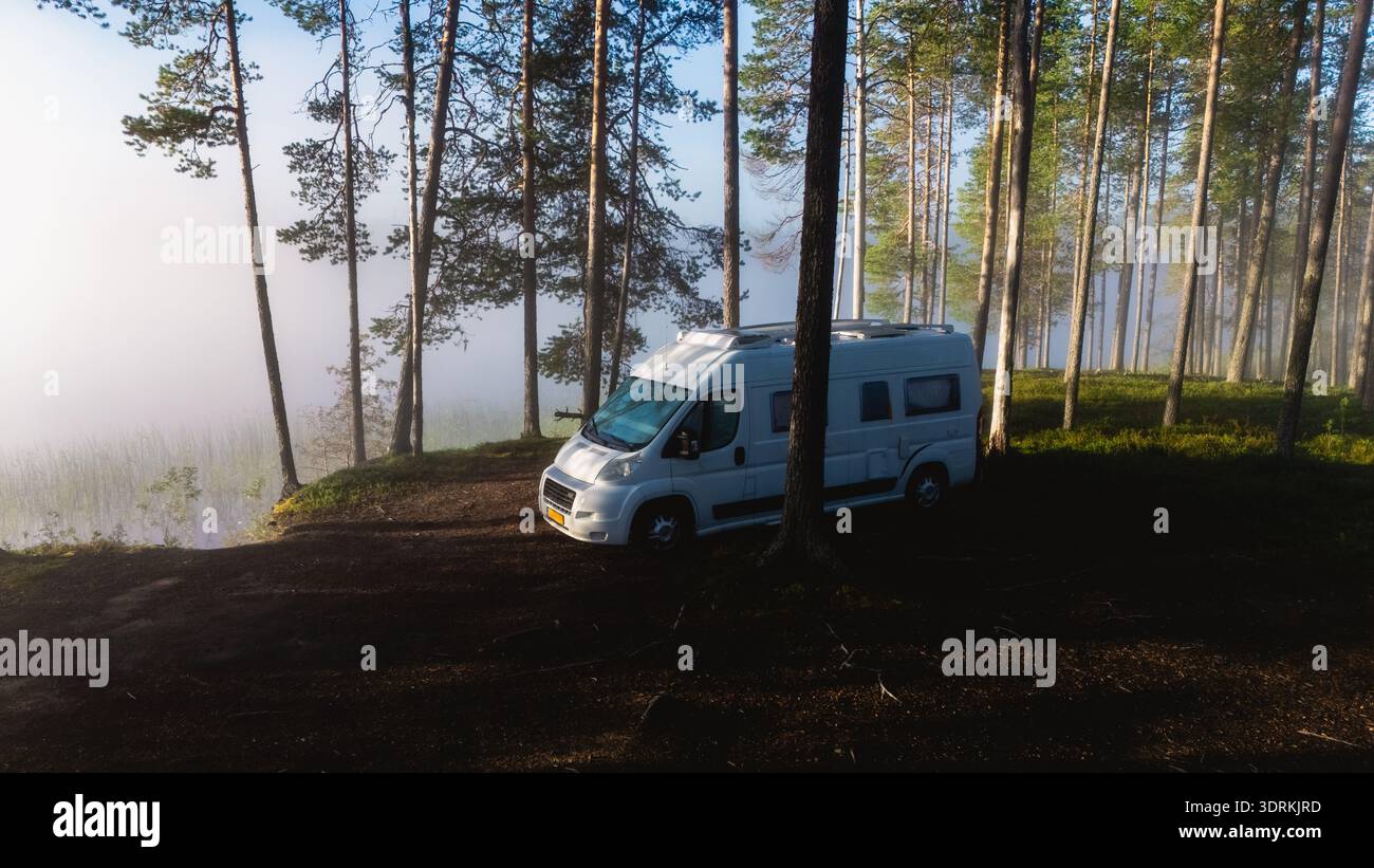 Camping dans le paysage brumeux serein du parc national de Hossa, Finlande Banque D'Images