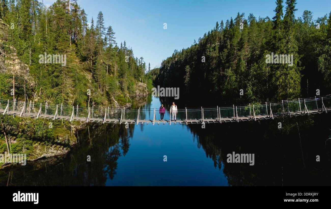 Aventure au Canyon Lake Julma Olkky dans le parc national de Hossa, Finlande, sous un ciel bleu clair Banque D'Images