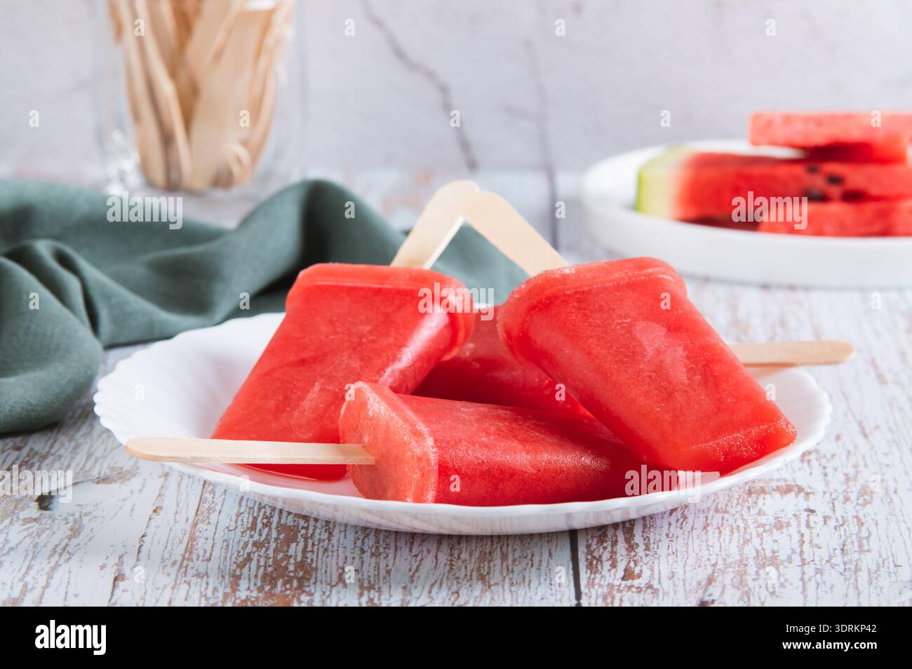 Pastèque popsicles sur des bâtons de bois sur une assiette sur une table Banque D'Images