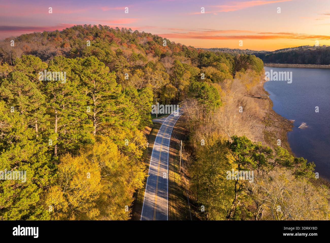 Paysage d'automne dynamique dans les montagnes de Caroline du Nord. Les couleurs automnales s'étendent à flanc de colline le long d'une route de montagne tranquille Banque D'Images