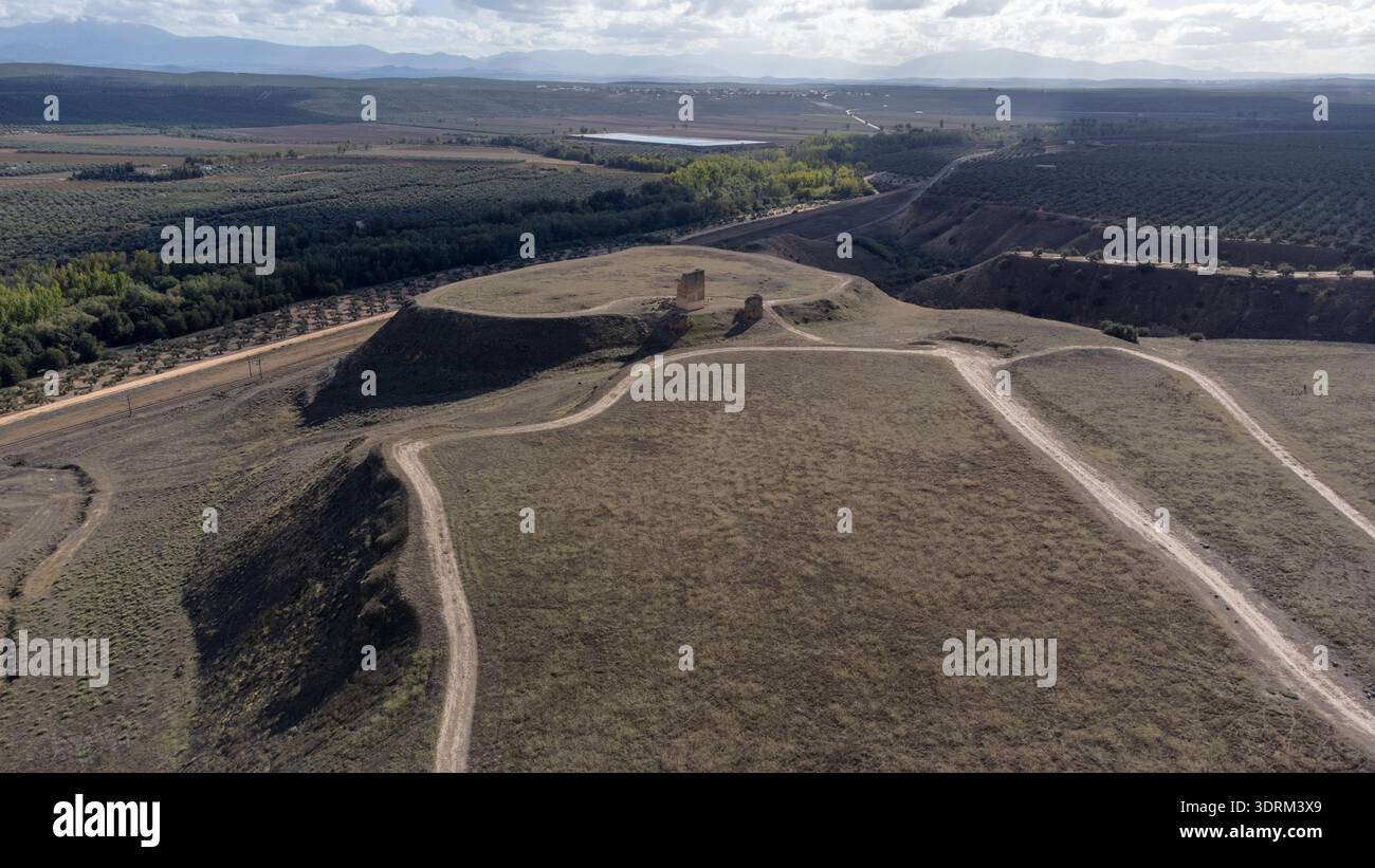 Drone aérien montrant un plateau avec des ruines de tour et la campagne environnante sur le site archéologique de Cástulo près de Linares, Jaén, Andalousie, Espagne. Banque D'Images