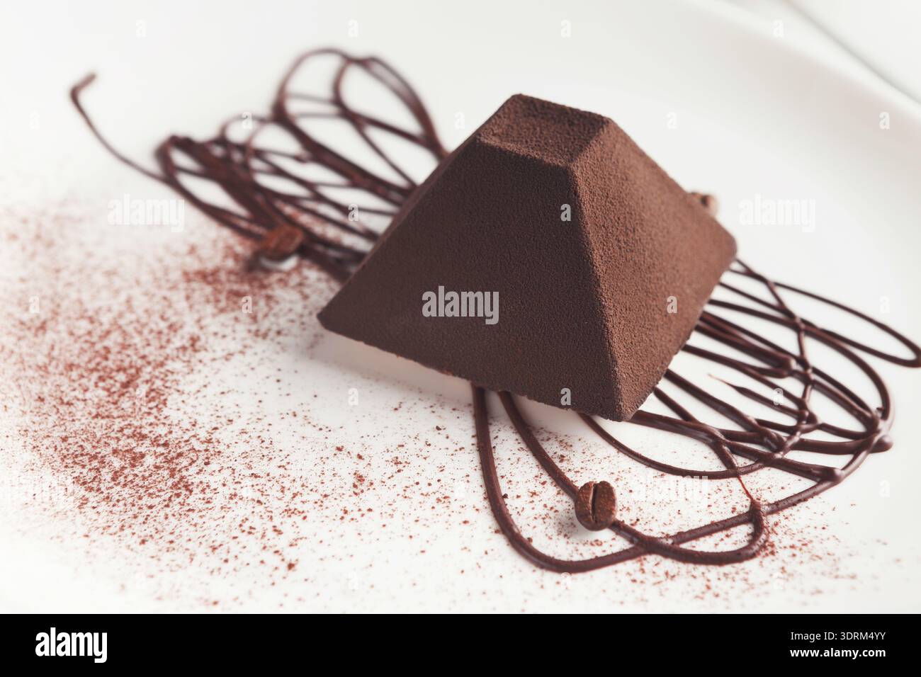 Gâteau aux truffes au chocolat en forme de pyramide Banque D'Images