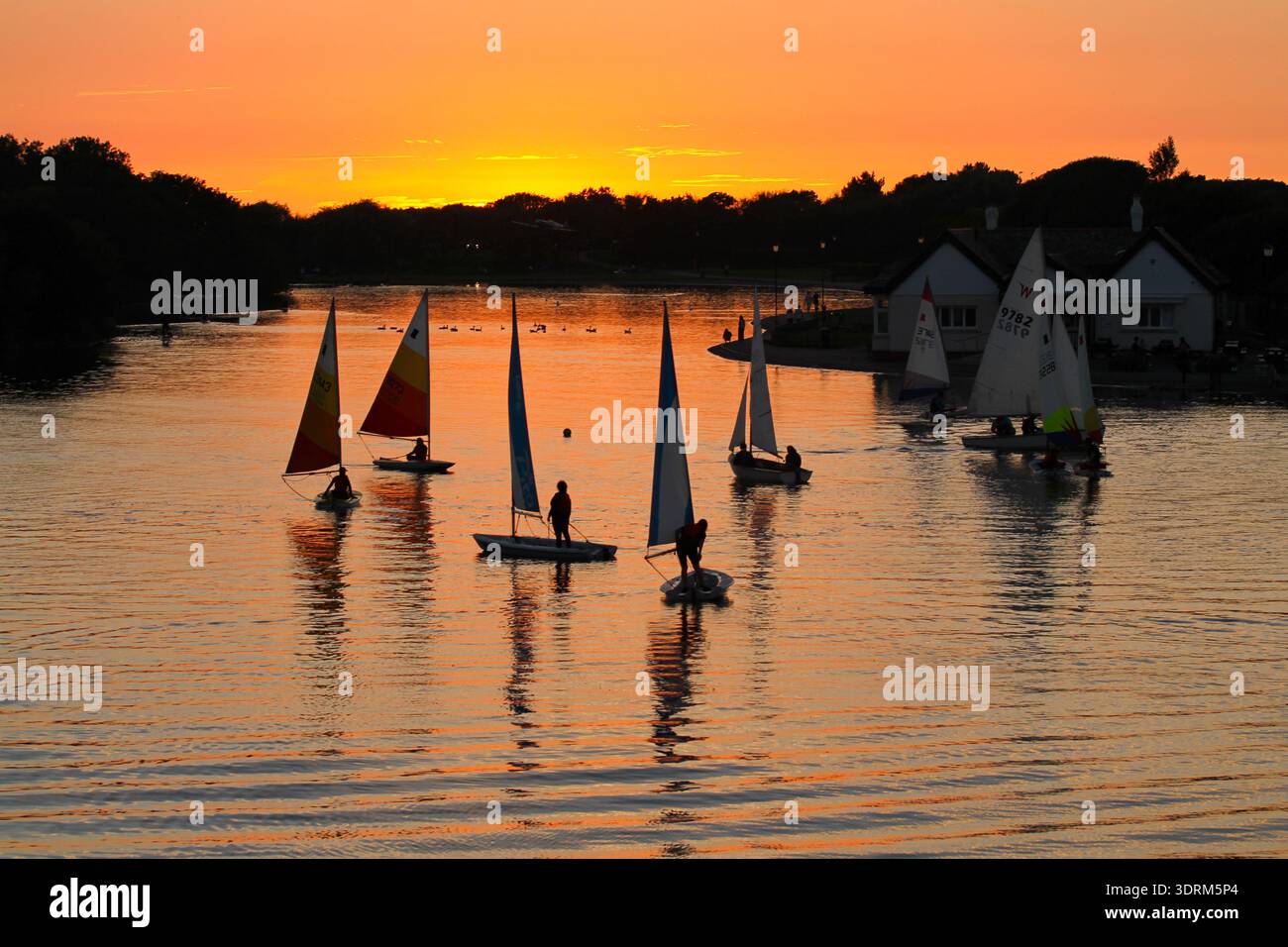 Golden Hour sur le lac Fairhaven - voiles tranquilles, reflets chauds et une fin de journée parfaite. Banque D'Images