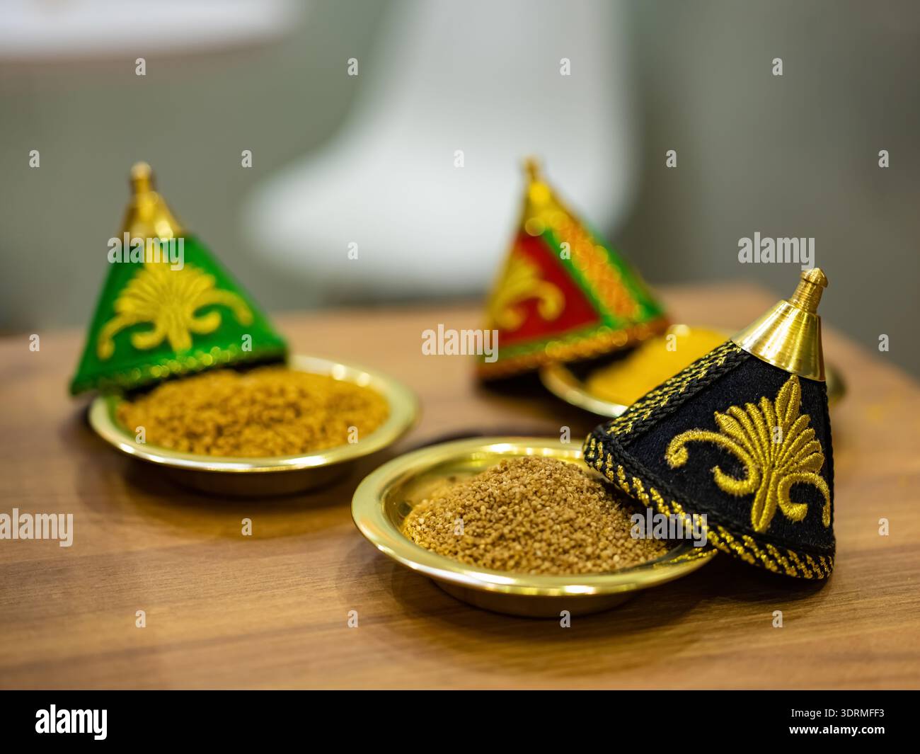 Couscous cru dans un bol sur la table. Banque D'Images