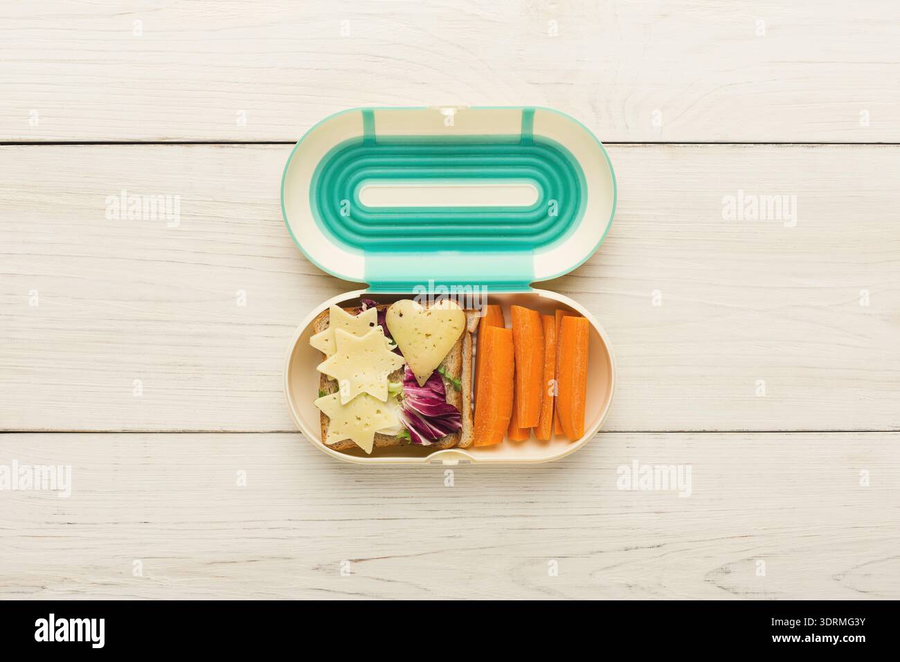 Coffret Lunchbox créatif montrant une collection de sandwiches et de légumes pour un repas sain Banque D'Images