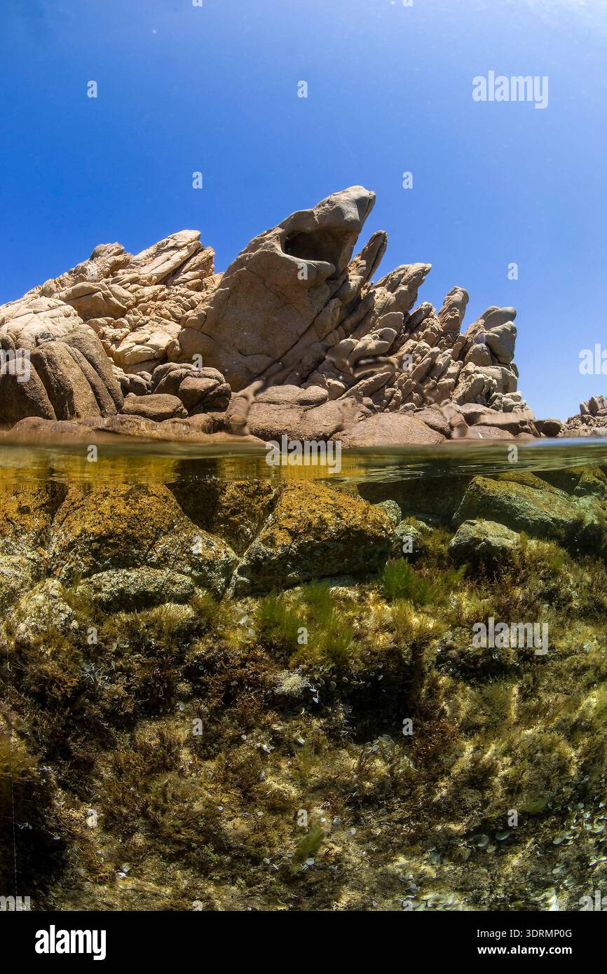 vue partagée de paysages côtiers rocheux, avec une séparation nette entre les formations rocheuses sèches au-dessus et l'environnement aquatique submergé. Arcipel Banque D'Images