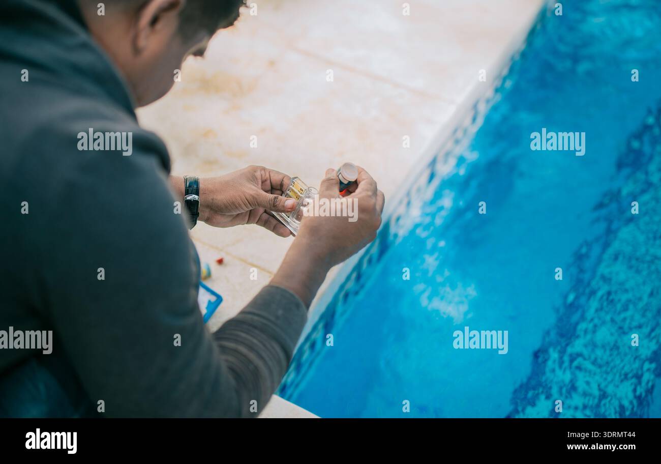 Kit testeur pour mesurer le chlore et le ph dans les piscines. Personne testant le pH de la piscine Banque D'Images