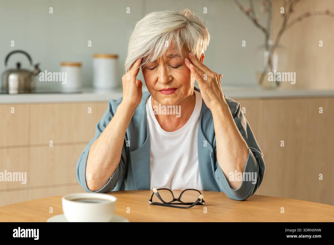 Mal de tête douleur, malheureuse femme âgée d'âge moyen souffrant de maux de tête malade frottant les tempes à la maison. Vieux grand-mot senior mature Banque D'Images