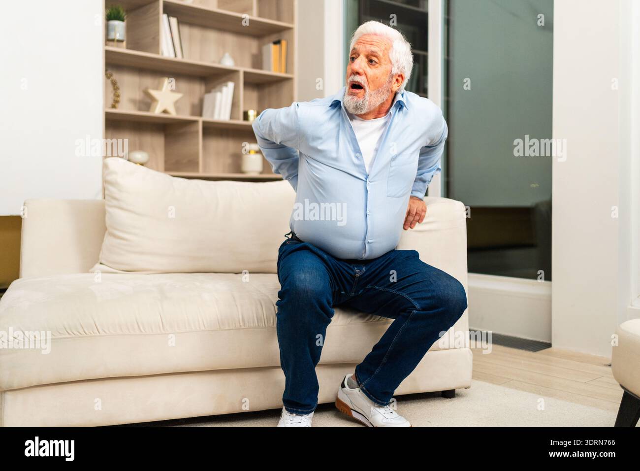 Mal de dos mal de dos. Vieil homme âgé malheureux souffrant de mal de dos à la maison. L'homme aîné bouleversé ressent une douleur soudaine au dos muscles mal Banque D'Images