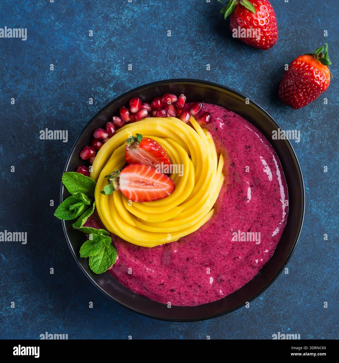 Bol à smoothie aux myrtilles et à la mangue Banque D'Images
