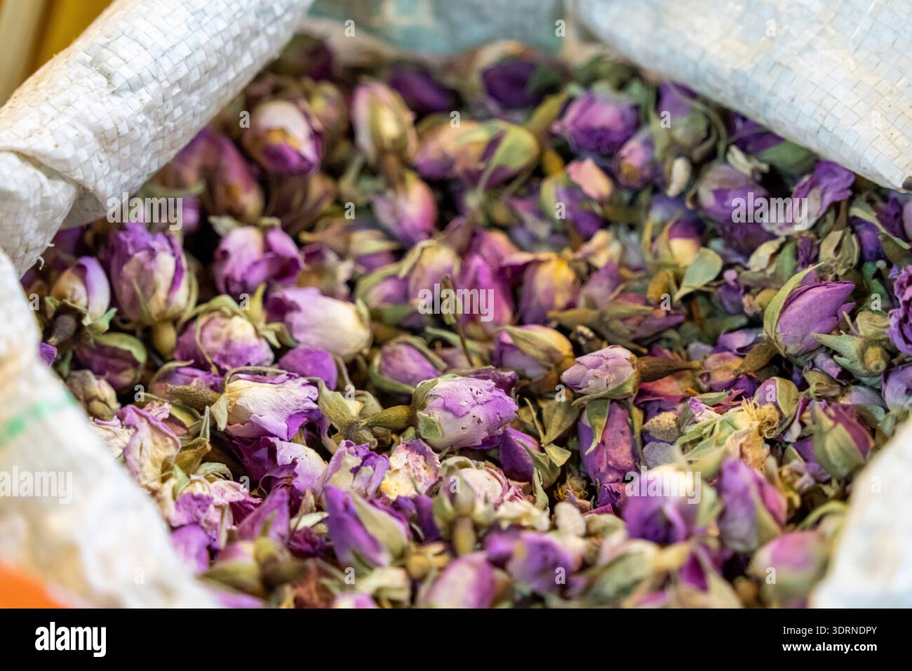 Rosebuds pour l'aromatisation, marché souk, Tanger, Maroc, Afrique du Nord Banque D'Images