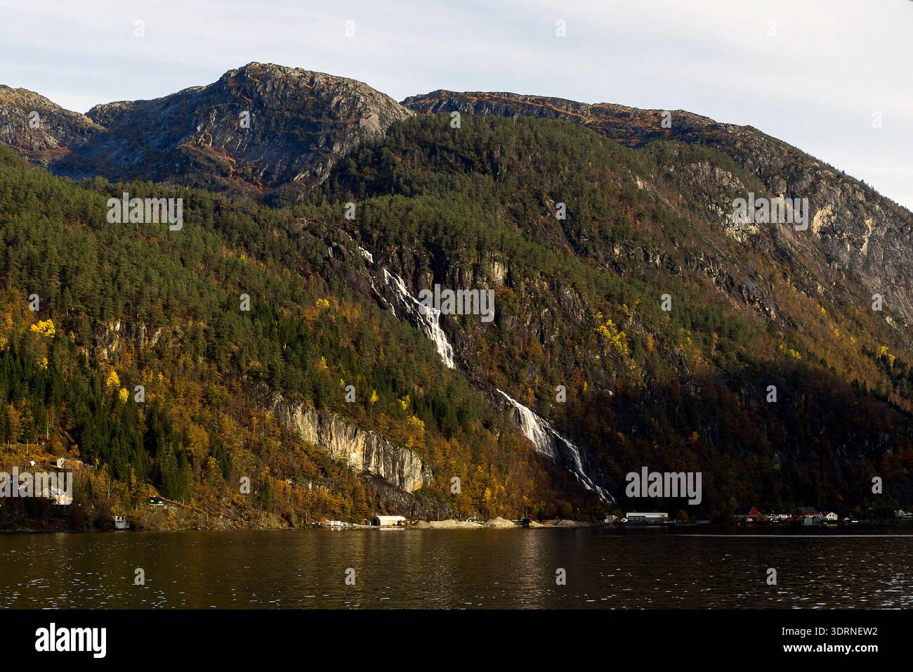 Norvège - Mo, chute d'eau de Kvernhusfossen dans le fjord Mostraumen Banque D'Images