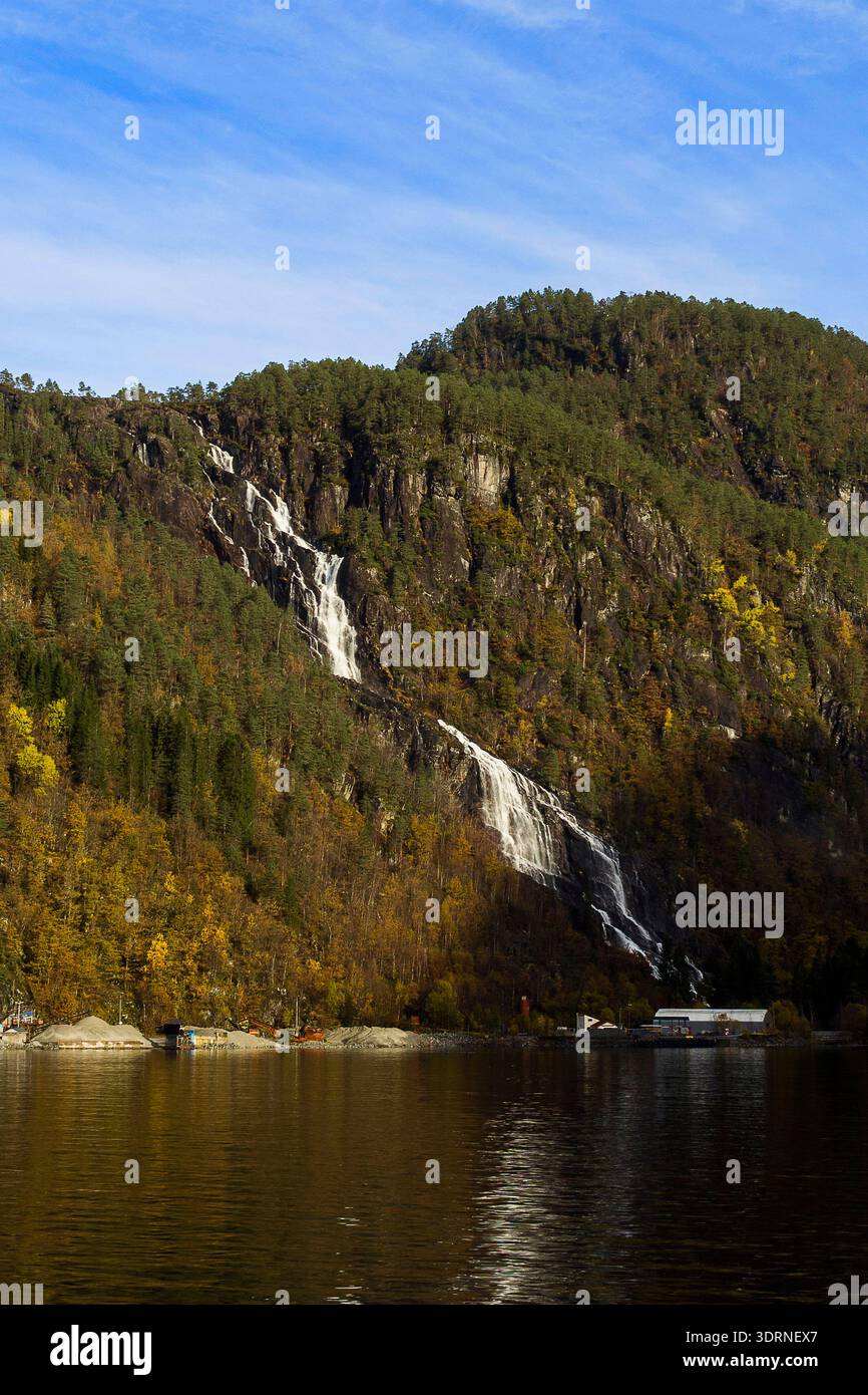 Norvège - Mo, chute d'eau de Kvernhusfossen dans le fjord Mostraumen Banque D'Images
