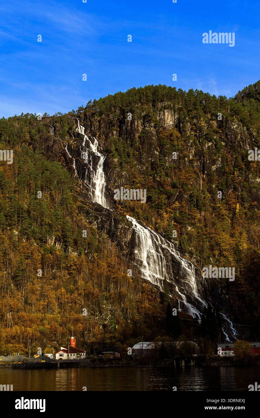 Norvège - Modalen, cascade de Kvernhusfossen dans le fjord de Mostraumen Banque D'Images
