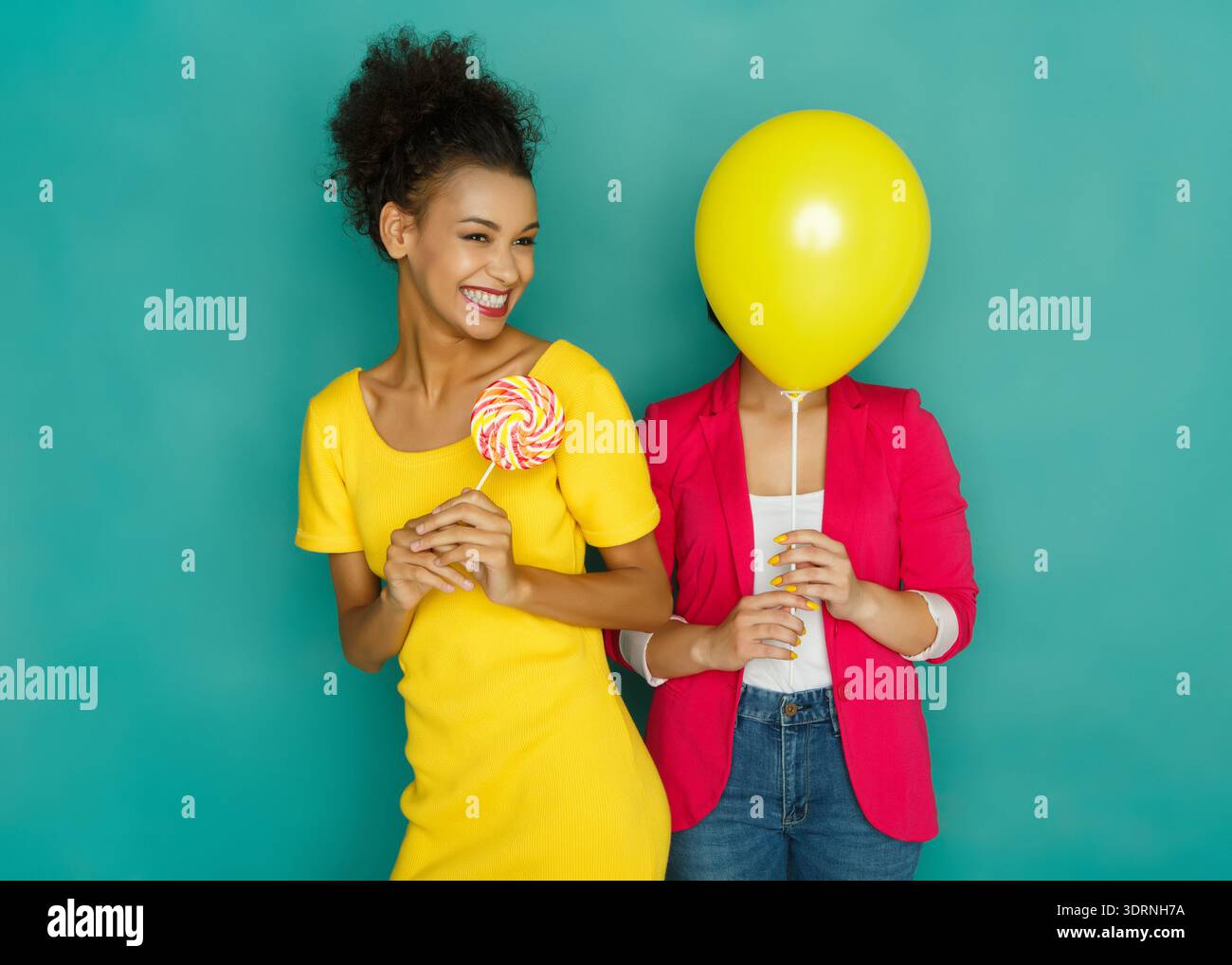 Moments joyeux partagés par des amis lors d'un événement amusant avec des couleurs vives et des objets ludiques Banque D'Images