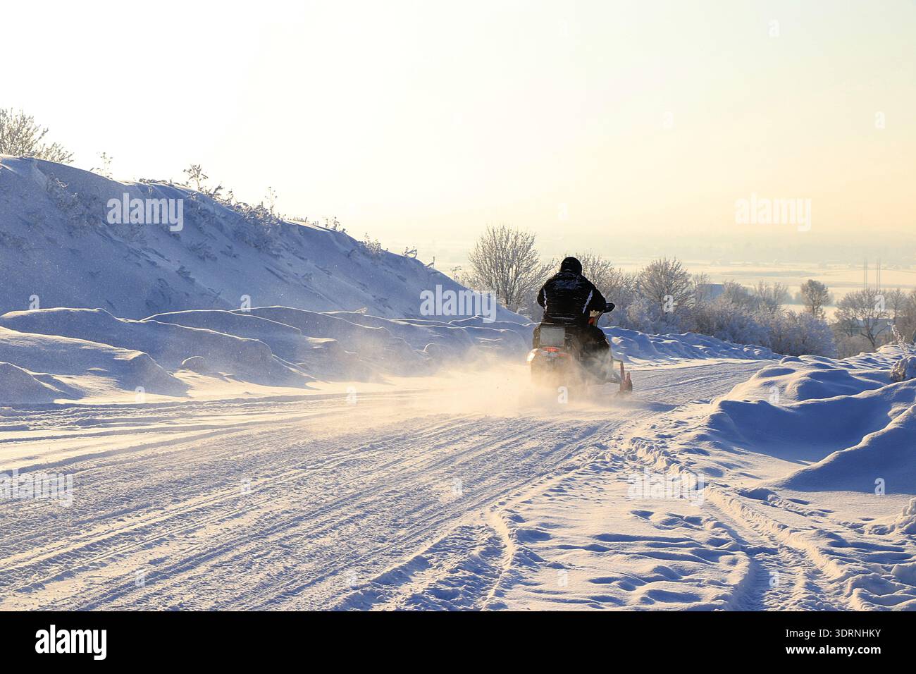 Sports d'hiver en plein air en Russie.sur la photo, les athlètes en motoneige roulent sur la route enneigée, dans une zone sauvage impraticable.Surround Banque D'Images